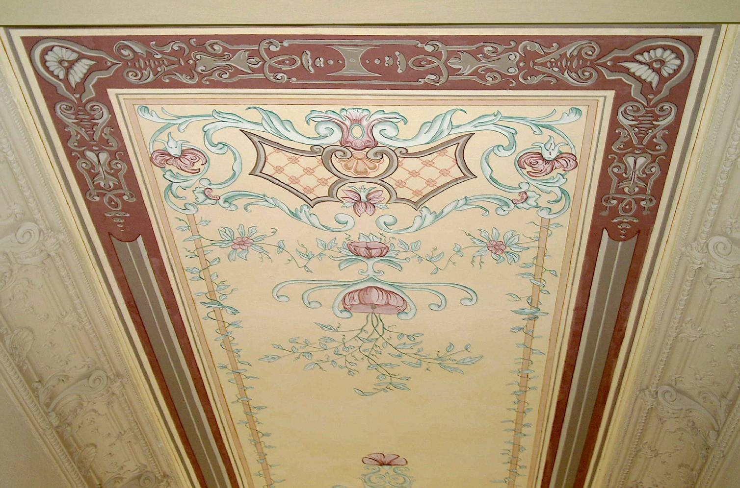 X Restaurierung einer Gründerzeit - Deckenmalerei in einem Treppenhaus in Berlin Lichtenberg. Das Unternehmen Restaurierung und Gestaltung hat sich auf die Restaurierungen von historischen Maltechniken wie Deckenmalereien spezialisiert. Oft werden die arbeiten im Entree oder Eingangsbereich eines Treppenhauses ausgeführt. Durch die Spezialisierung einzelner Mittarbeiter kann ein Treppenhaus mit Eingangsbereich vom Unternehmen selbständig ausgeführt werden und ist somit unabhängig von Subunternehmern. Die Firma Restaurierung und Gestaltung stellt einen Malermeister, Restaurator im Handwerk, staatlich geprüften Techniker für Farb- und Lacktechnik, Maler und kann darüber hinaus Fußboden-, Stuck- und Tischlerarbeiten anbieten. Neben den „normalen Malerarbeiten“ können auch Arbeiten mit historischen Materialien und Techniken wie Schellack, Ölmalerei, Kaseintechnik, Deckenmalerei, Marmorimitation / Marmorierung / Marmormalerei und Holzmalerei / Holzimitation, Schablonentechnik und Lasur angeboten werden. Darüber hinaus werden denkmalpflegerische Untersuchungen, Konzepte im Denkmal und eine denkmalgerechte Baubetreuung angeboten.